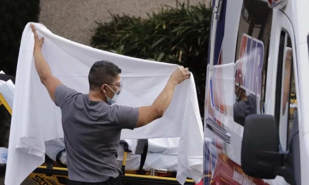 ΗΠΑ: Εκτοξεύθηκε ο αριθμός των νεκρών από κορονοϊό– Πάνω από 2.000 σε 24 ώρες